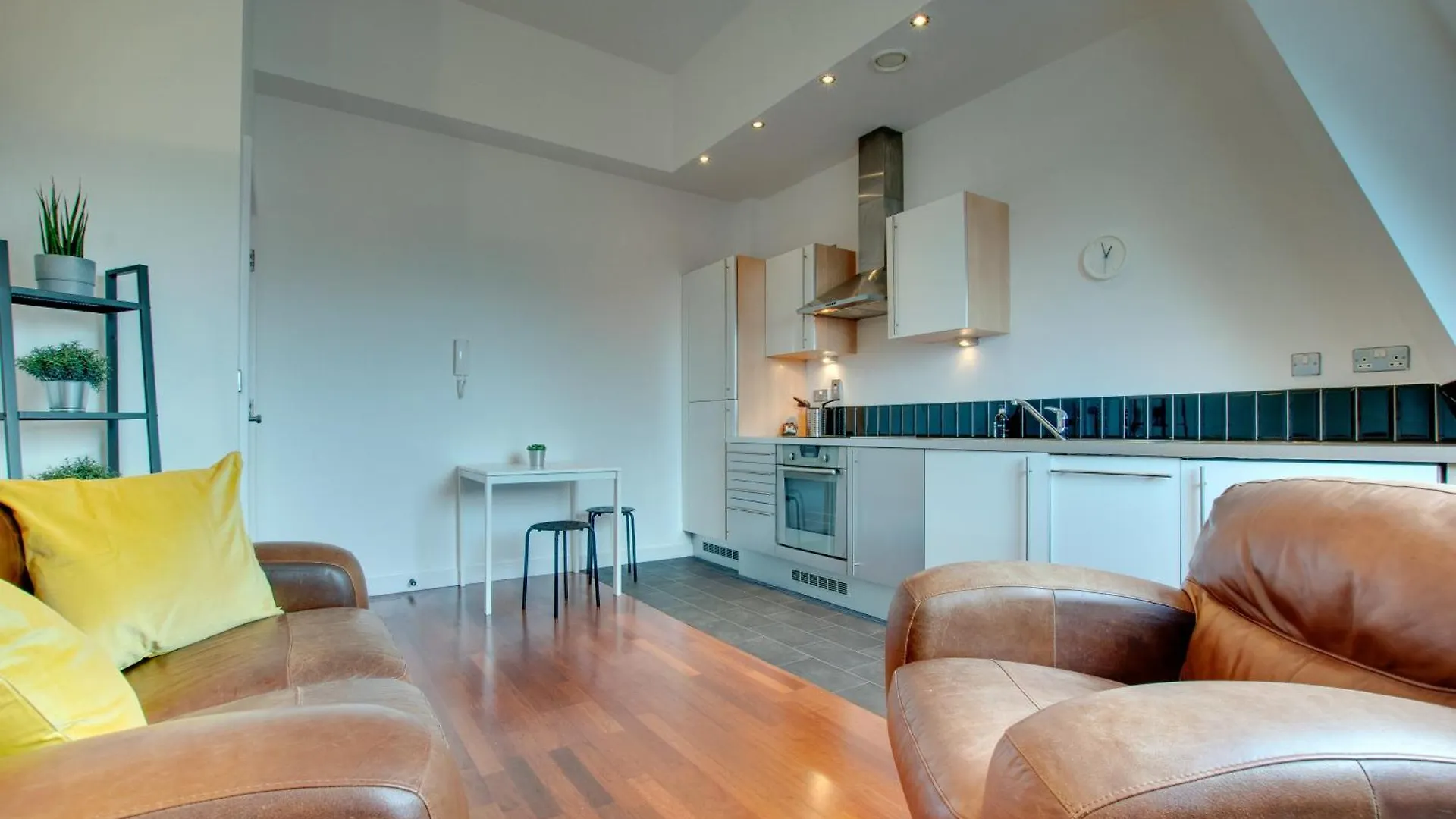 Crown Apartments 5A By Week2Week Newcastle upon Tyne